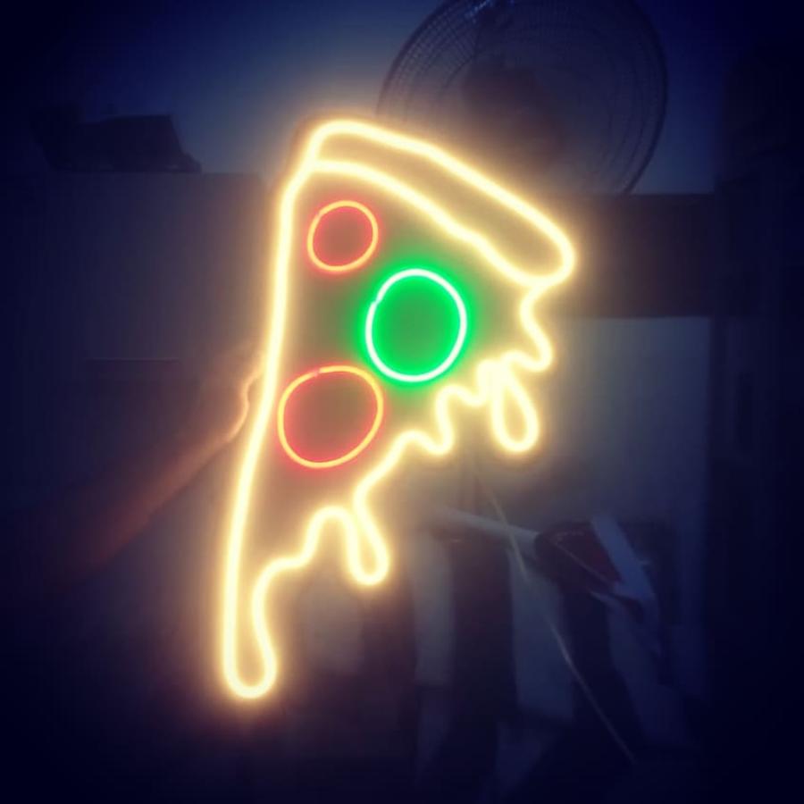 Porción de Pizza en Neón Flex